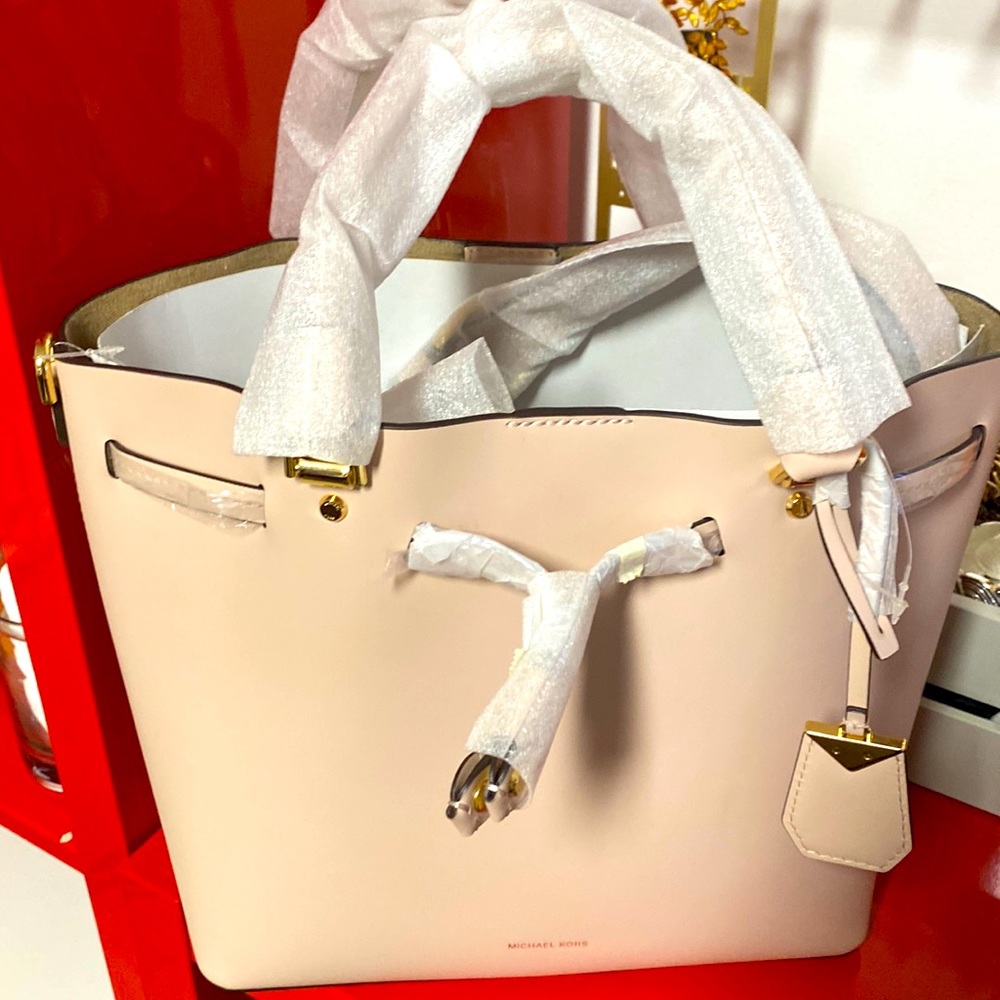 Michel Kors soft light pink, medium size Brand new